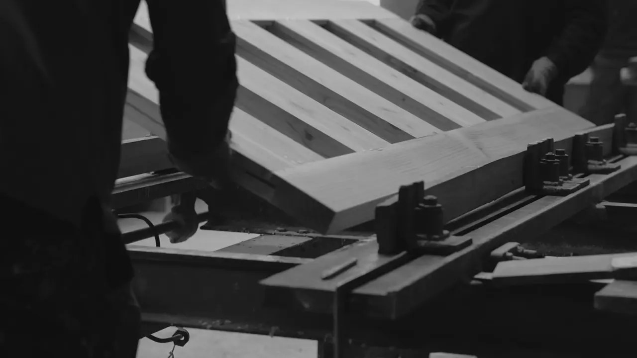 Puerta de madera sujeta en prensas durante el ensamble